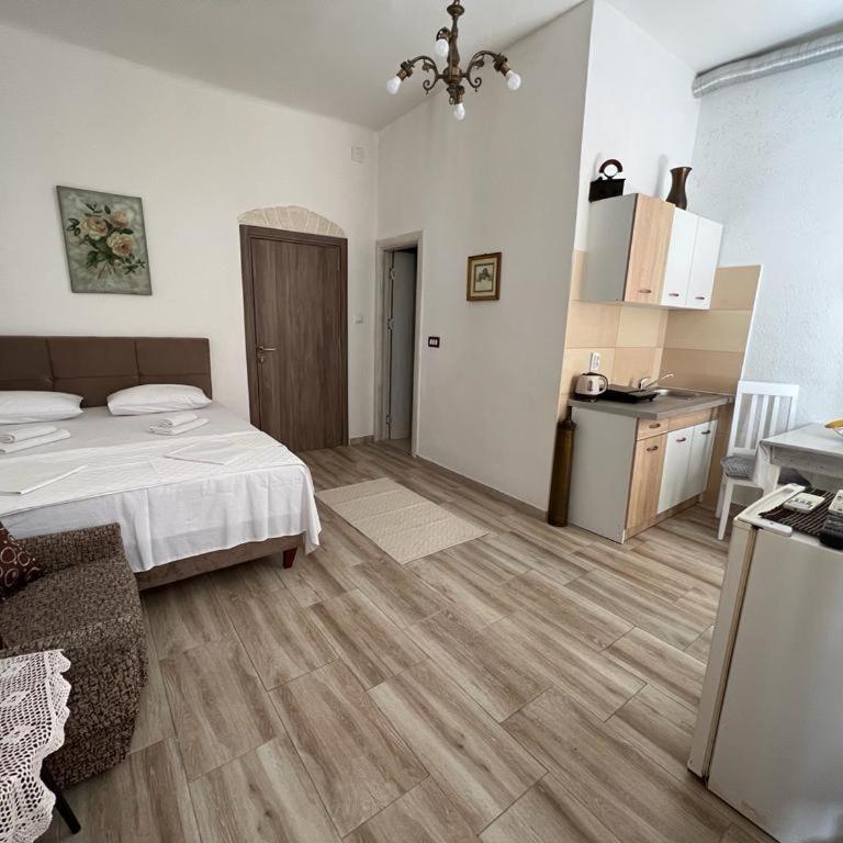 Royal House - Triple Room with View - 9