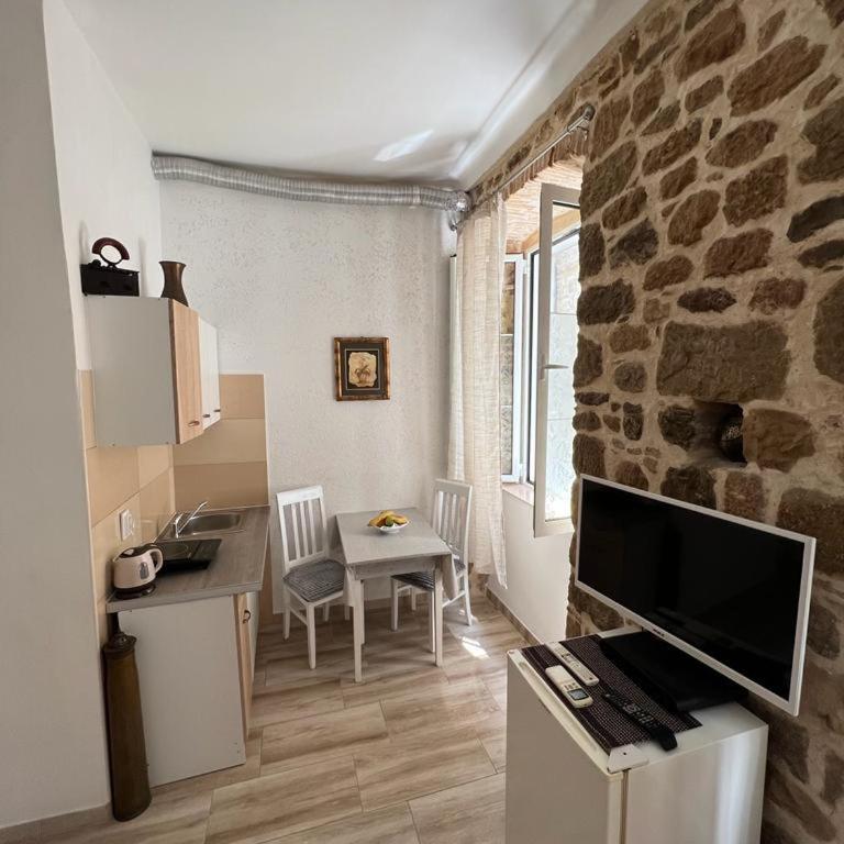 Royal House - Triple Room with View - 12