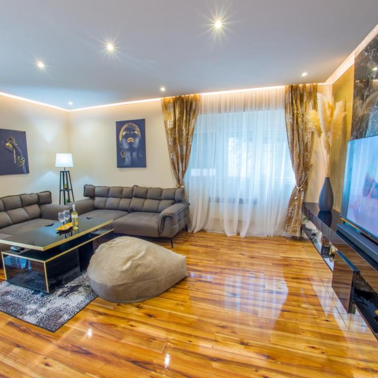 Luxury Apartment Black and Gold - Deluxe Apartment - 6