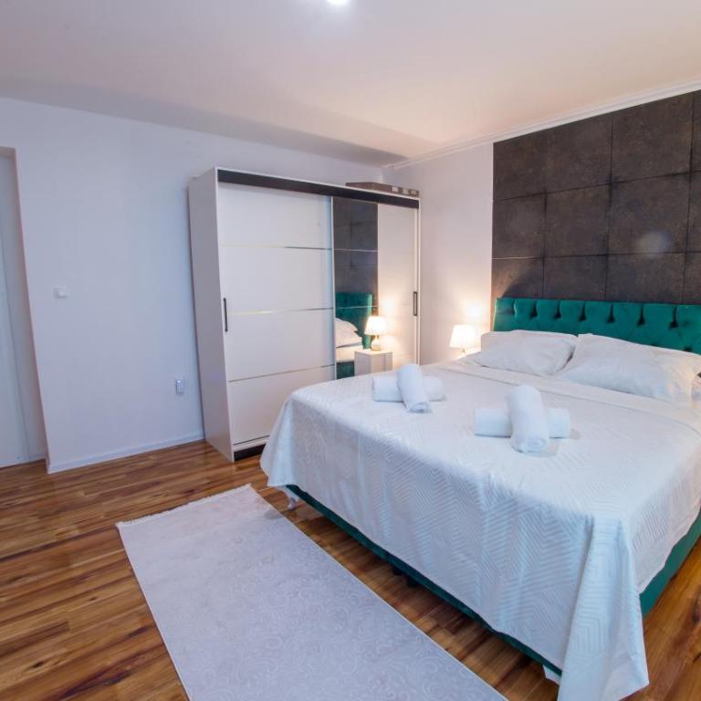 Luxury Apartment Black and Gold - Deluxe Apartment - 17