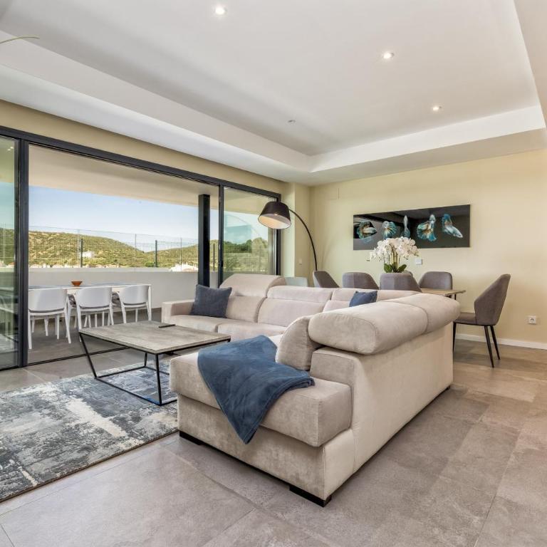 ViVi Homes - Luca Pool, Gym, Spa & Sea View - Apartment with Mountain View - 13