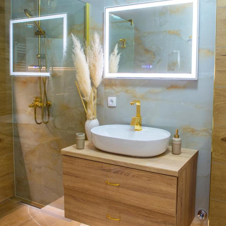 Luxury Apartment Black and Gold - Deluxe Apartment - 25