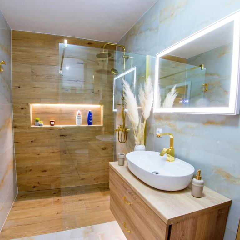 Luxury Apartment Black and Gold - Deluxe Apartment - 10