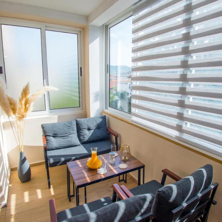 Luxury Apartment Black and Gold - Deluxe Apartment - 4