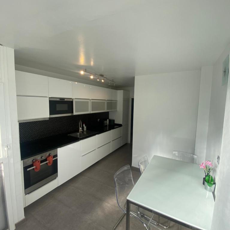 Jardines de Banús Apartments - Three-Bedroom Apartment - 11