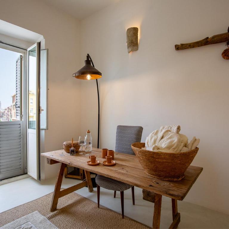 Crobi Museum and Suites - Suite with Balcony - 11