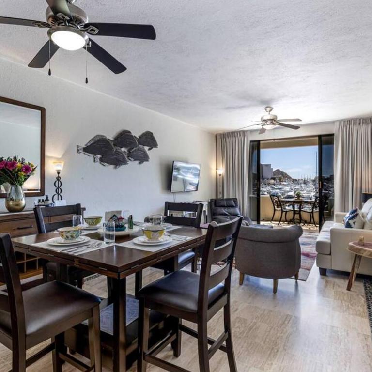 Chic Marina 2BR condo with Pool Access - Apartamento de 2 dormitorios - 6