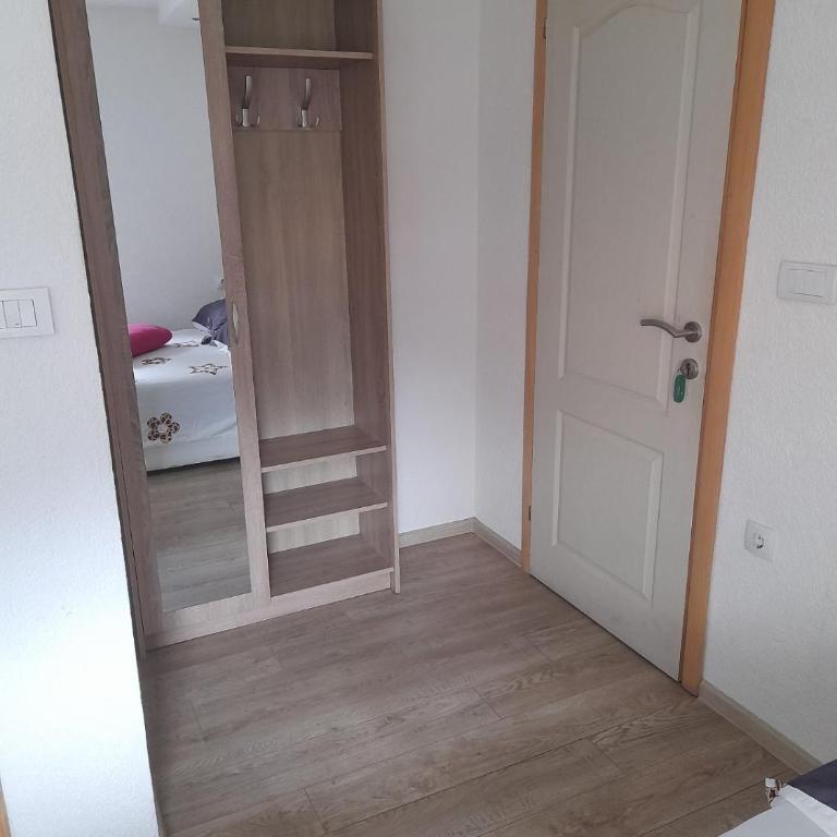 Golubović Apartments - Classic Double Room with Shower - 9