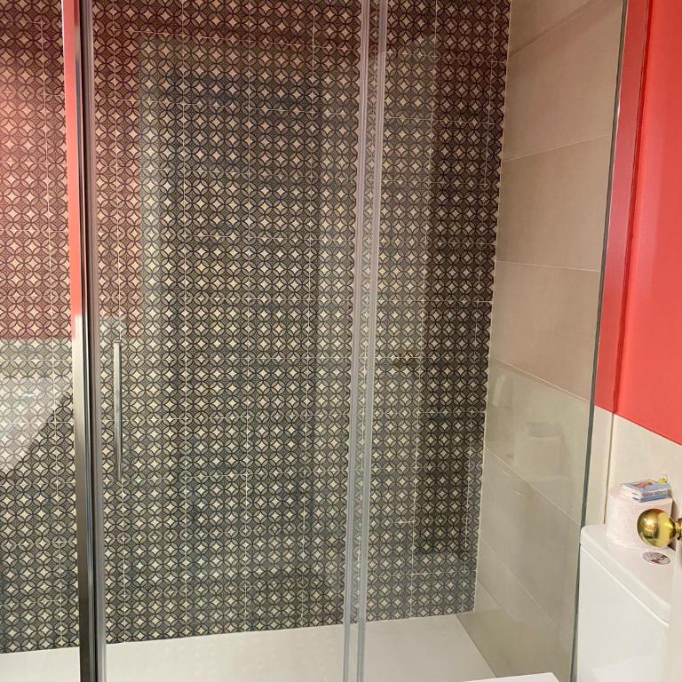 Piso muy moderno para 4 personas y una cuna a 7 min caminando a la playa, con aire, balcón con vistas y 2 piscinas - Apartamento de 2 dormitorios - 34