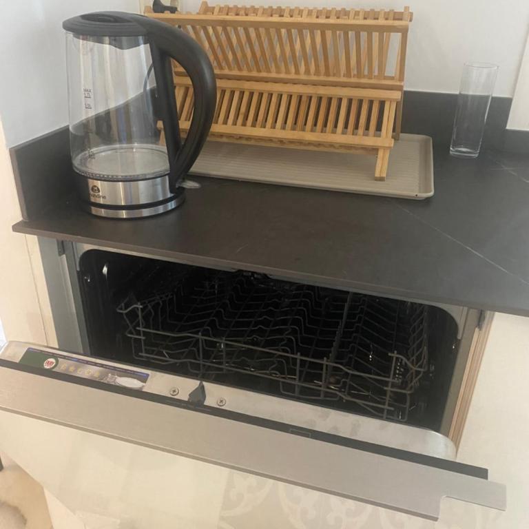 Piso muy moderno para 4 personas y una cuna a 7 min caminando a la playa, con aire, balcón con vistas y 2 piscinas - Apartamento de 2 dormitorios - 24