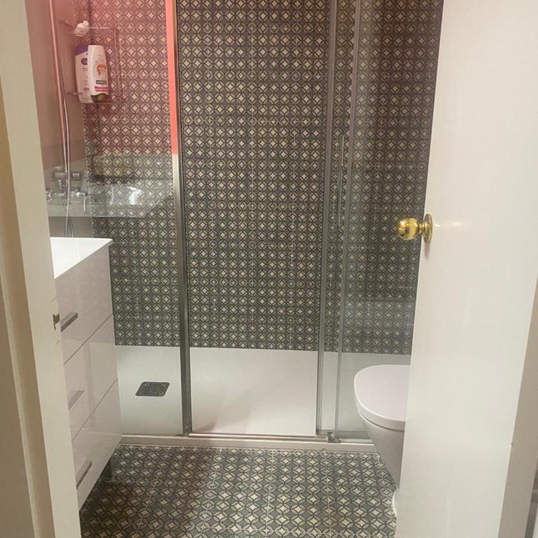 Piso muy moderno para 4 personas y una cuna a 7 min caminando a la playa, con aire, balcón con vistas y 2 piscinas - Apartamento de 2 dormitorios - 36