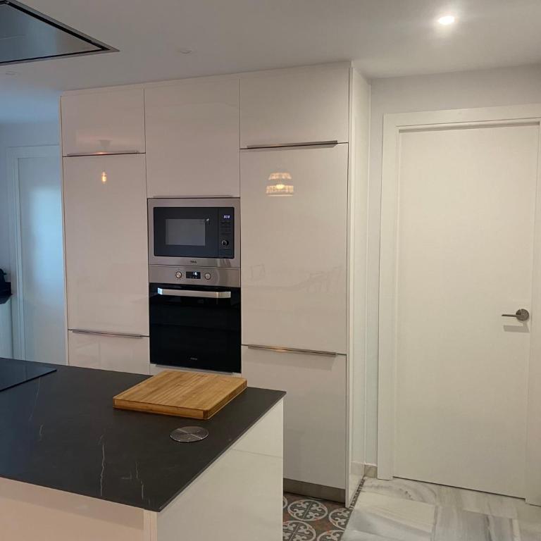 Piso muy moderno para 4 personas y una cuna a 7 min caminando a la playa, con aire, balcón con vistas y 2 piscinas - Apartamento de 2 dormitorios - 22