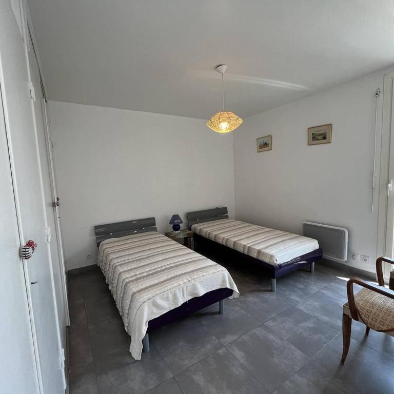 Appartement rénové T3, 6 couchages, proche plage et commerces, parking sécurisé, animaux acceptés - FR-1-106-56 - Apartment - 6