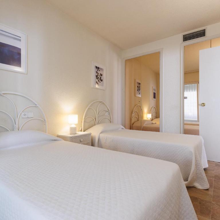 UHC Center Family Apartments - Apartment with Pool View - 12