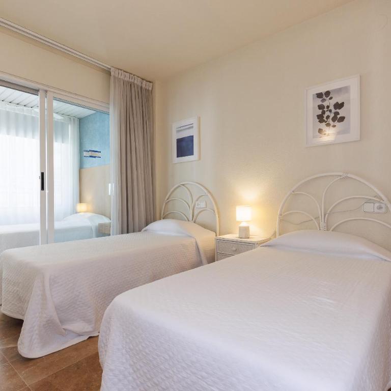 UHC Center Family Apartments - Apartment with Pool View - 10