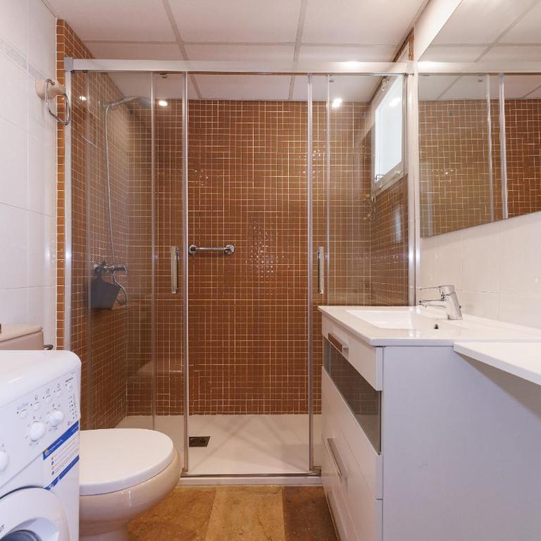 UHC Center Family Apartments - Apartment with Pool View - 11