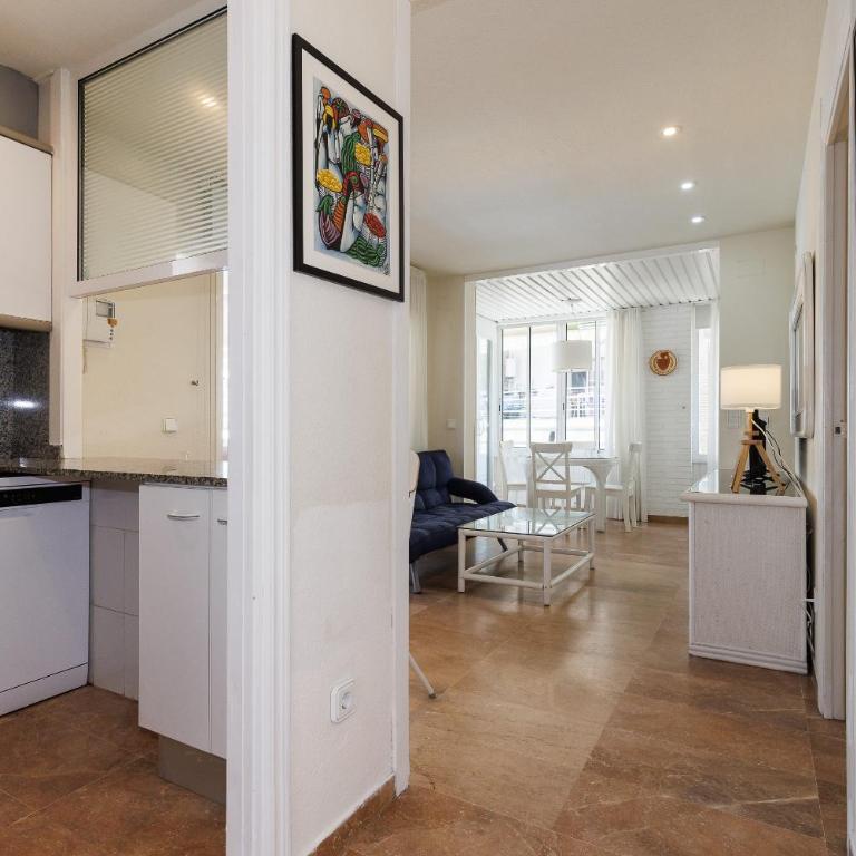 UHC Center Family Apartments - Apartment with Pool View - 25