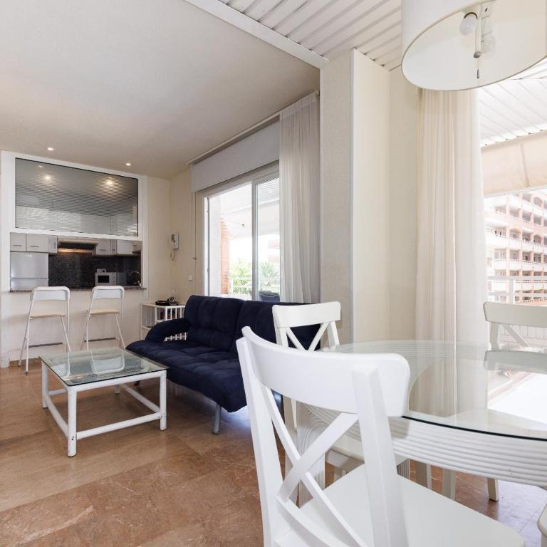 UHC Center Family Apartments - Apartment with Pool View - 4