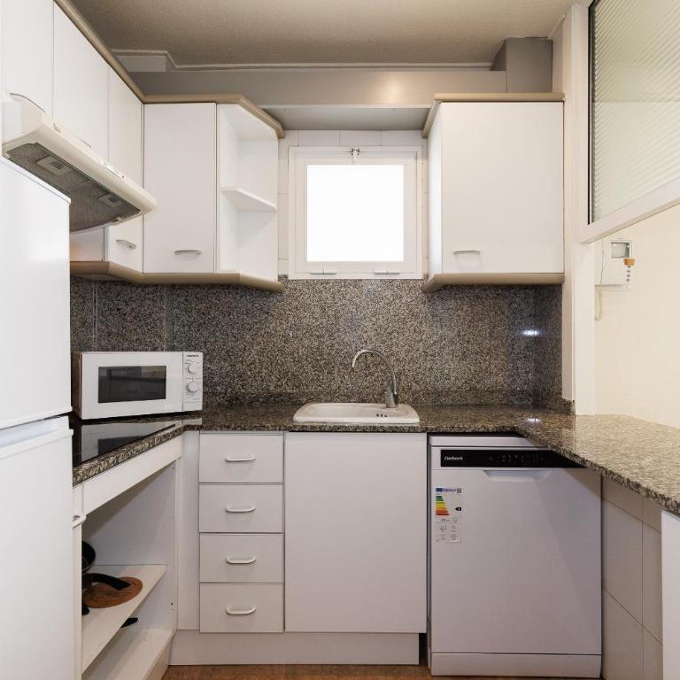 UHC Center Family Apartments - Apartment with Pool View - 7