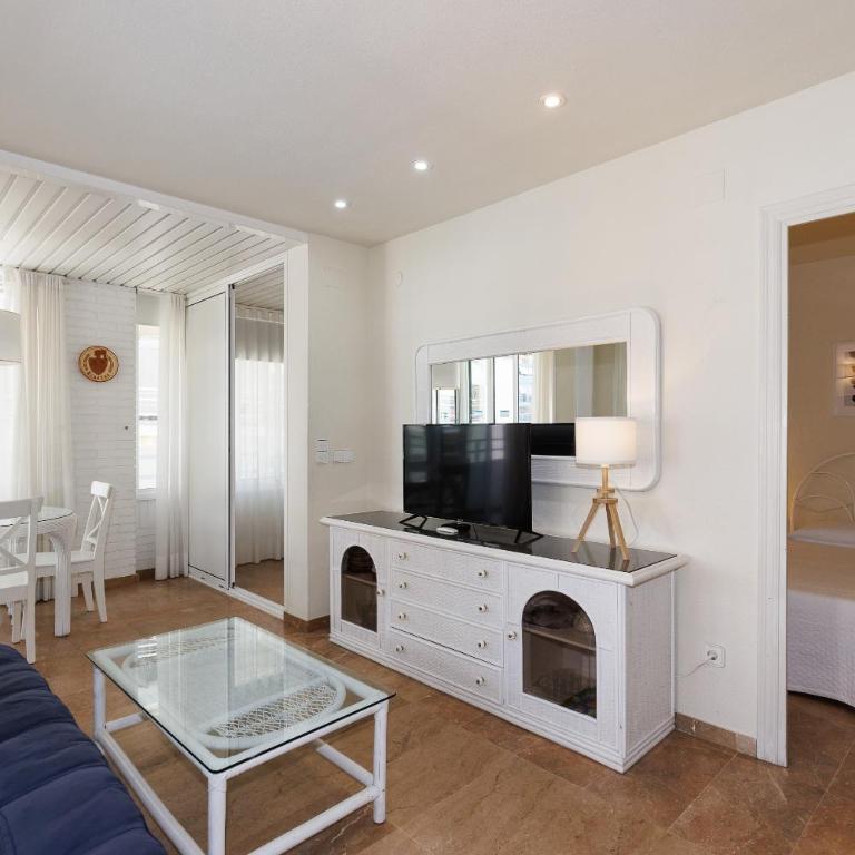 UHC Center Family Apartments - Apartment with Pool View - 5