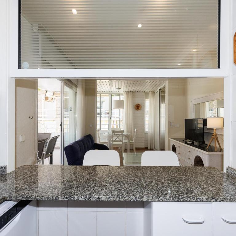 UHC Center Family Apartments - Apartment with Pool View - 26