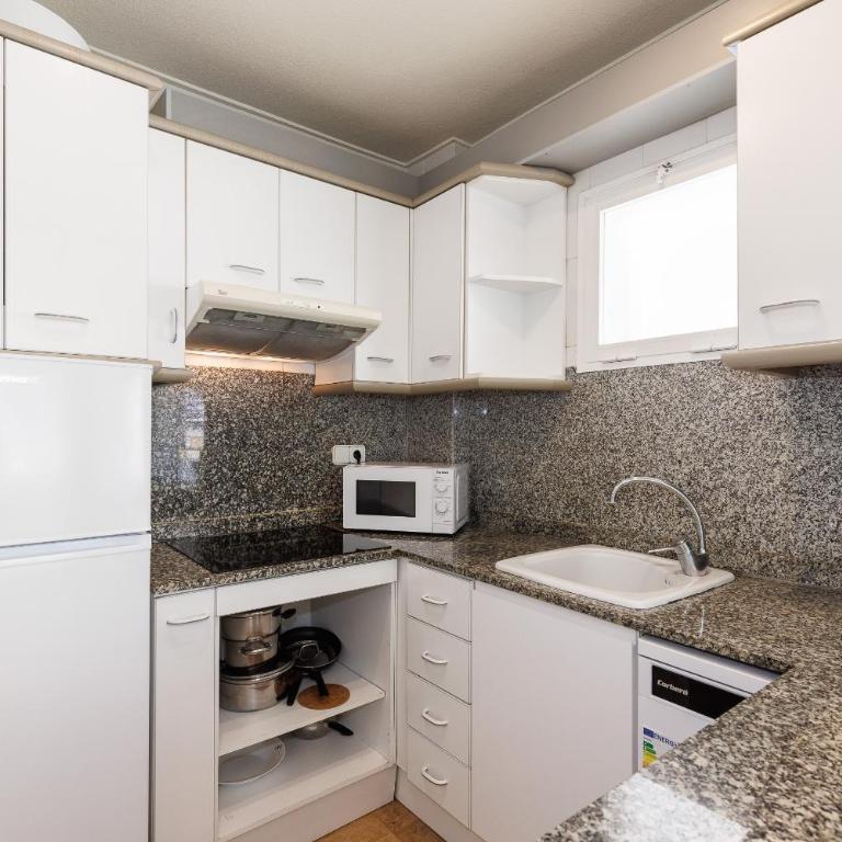 UHC Center Family Apartments - Apartment with Pool View - 9