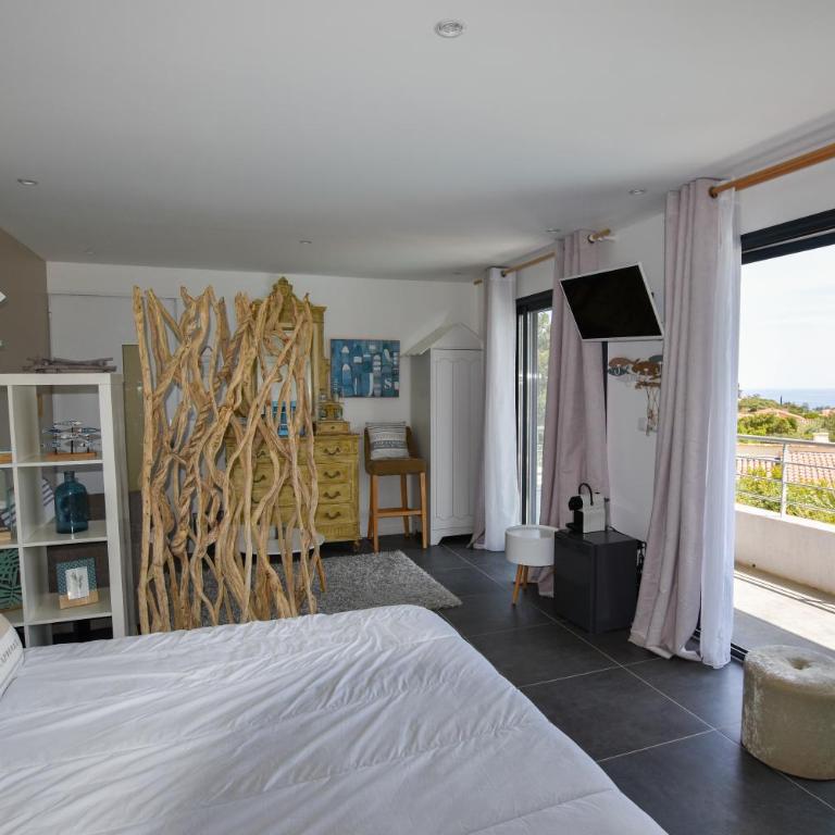 Villa Louancelie B&B - Habitación Doble Deluxe con balcón y vistas al mar - 3
