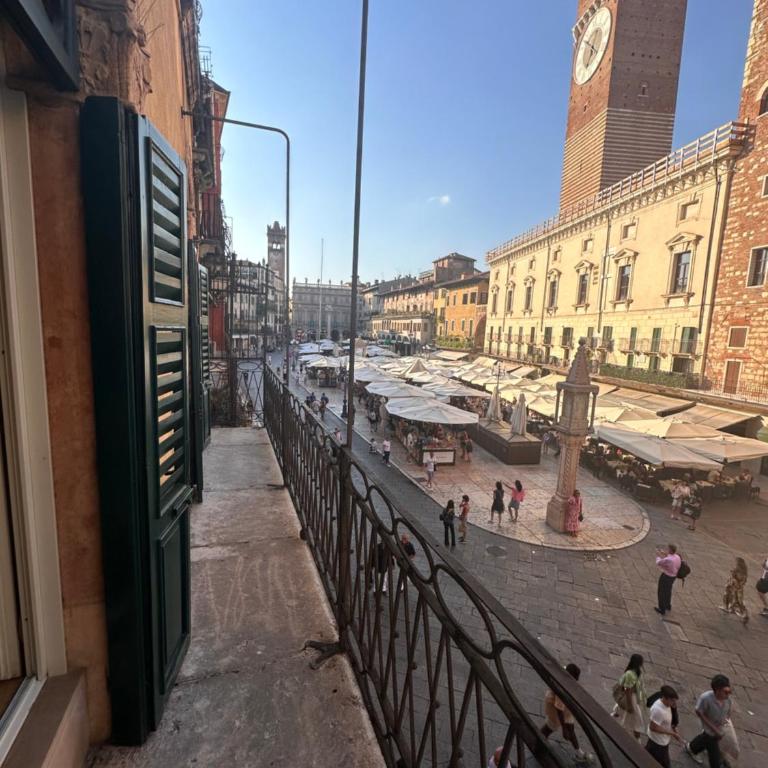 Verona Luxury Flats , Piazza Erbe with balcony on main square - One-Bedroom Apartment - 1
