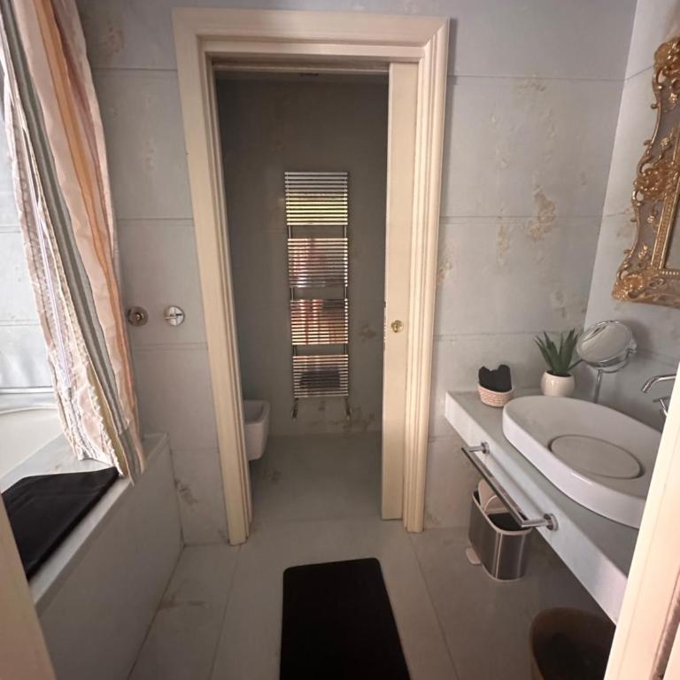 Verona Luxury Flats , Piazza Erbe with balcony on main square - One-Bedroom Apartment - 4