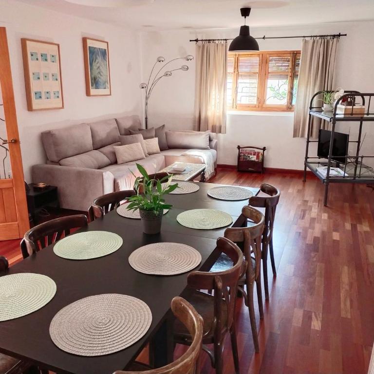 Preciosa casa grande con patio en Sevilla 8PAX - Casa de 4 dormitorios - 8
