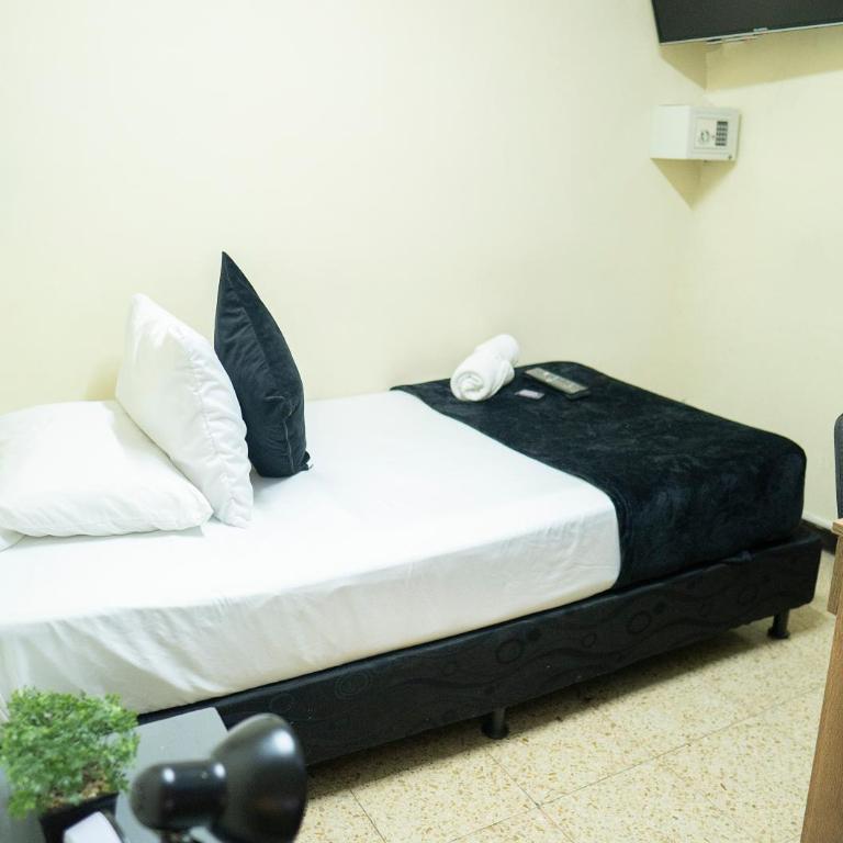 Buntes House-Casa Hotel Laureles-Estadio - Habitación Individual con baño compartido - 8