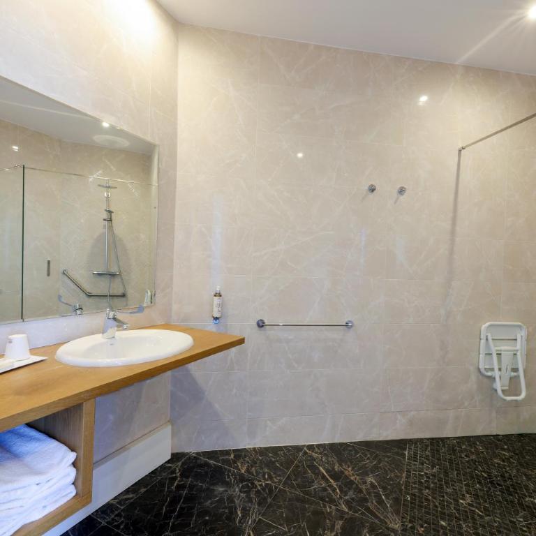 Hotel Saint Christophe - Chambre Quadruple - Vue Partielle sur Mer - 7