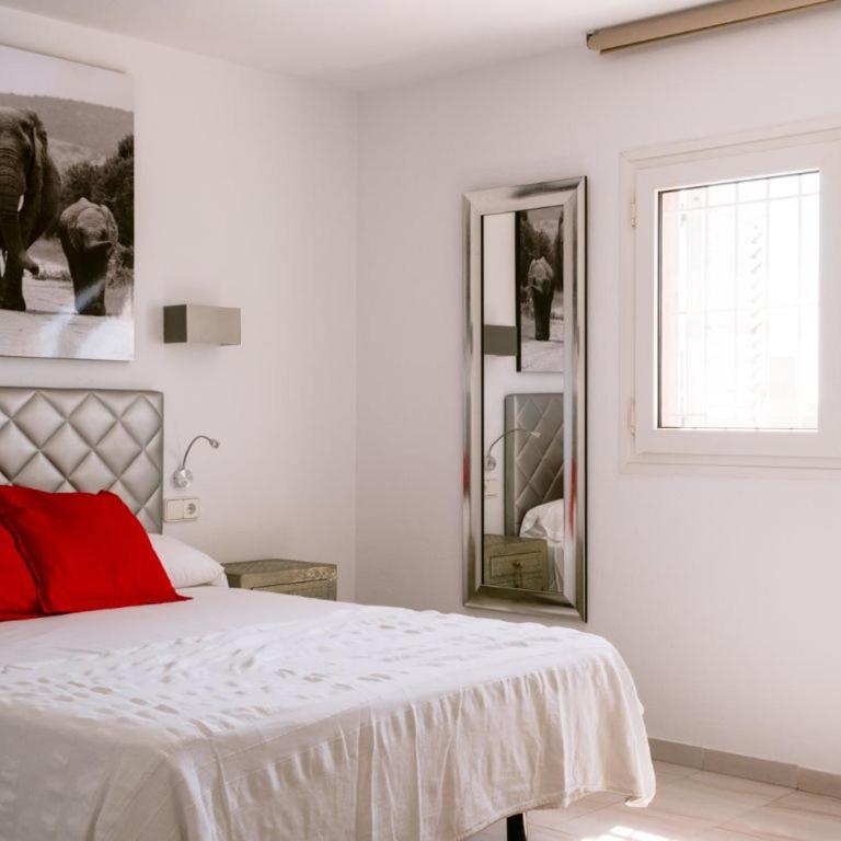 Villa KM2 lovely villa located just outside of Sa Carroca a 5 minute drive from Playa den Bossa - Villa de 5 dormitorios - 13