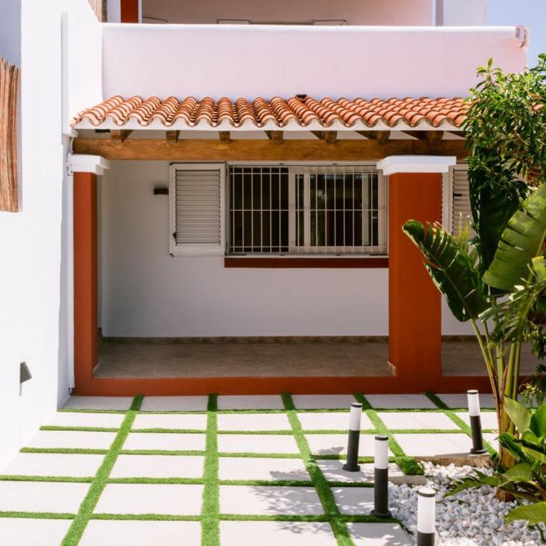 Villa KM2 lovely villa located just outside of Sa Carroca a 5 minute drive from Playa den Bossa - Villa de 5 dormitorios - 5
