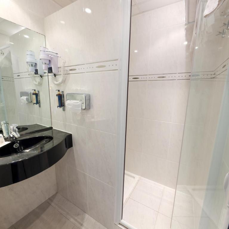 Hotel Saint Christophe - Chambre Triple Standard - Vue Partielle sur Mer - 2