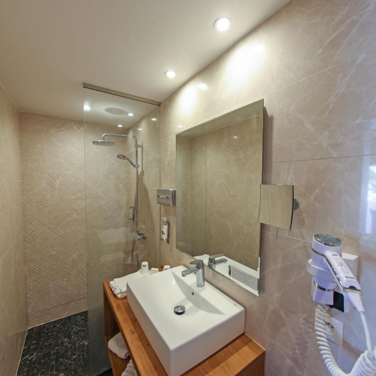 Hotel Saint Christophe - Chambre Triple Supérieure - Vue Directe sur Mer - 5