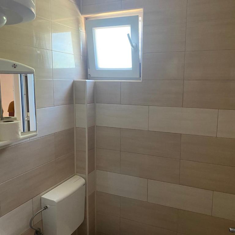 Fikret-apartmani Velika plaža - Trokrevetna Soba sa Sopstvenim Kupatilom - 5