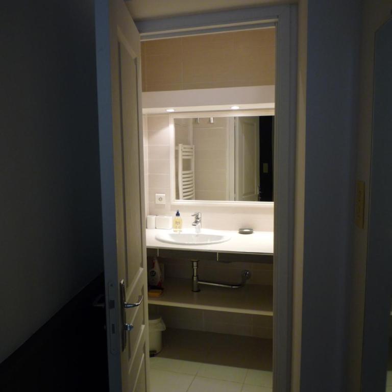 Appartement Avignon centre intra muros Cour extérieure Parking privé gratuit - Apartment mit 2 Schlafzimmern - 15