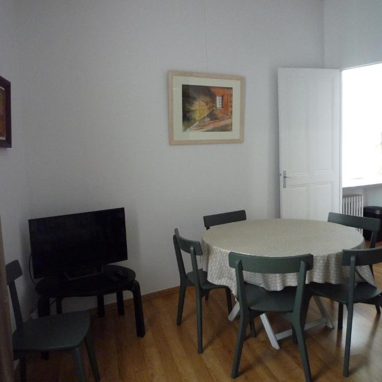 Appartement Avignon centre intra muros Cour extérieure Parking privé gratuit - Apartment mit 2 Schlafzimmern - 18
