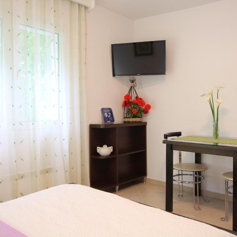 Apartments Kordić - Studio with Patio and Sea View - 2