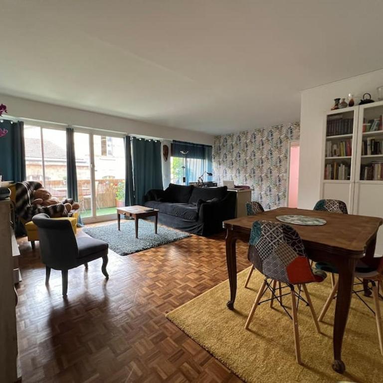 Grand appartement avec balcon et parking gratuit sur place - Appartamento con 2 Camere da Letto - 4