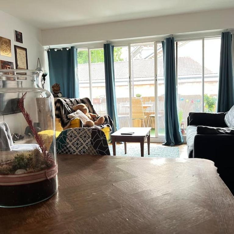 Grand appartement avec balcon et parking gratuit sur place - Appartamento con 2 Camere da Letto - 6