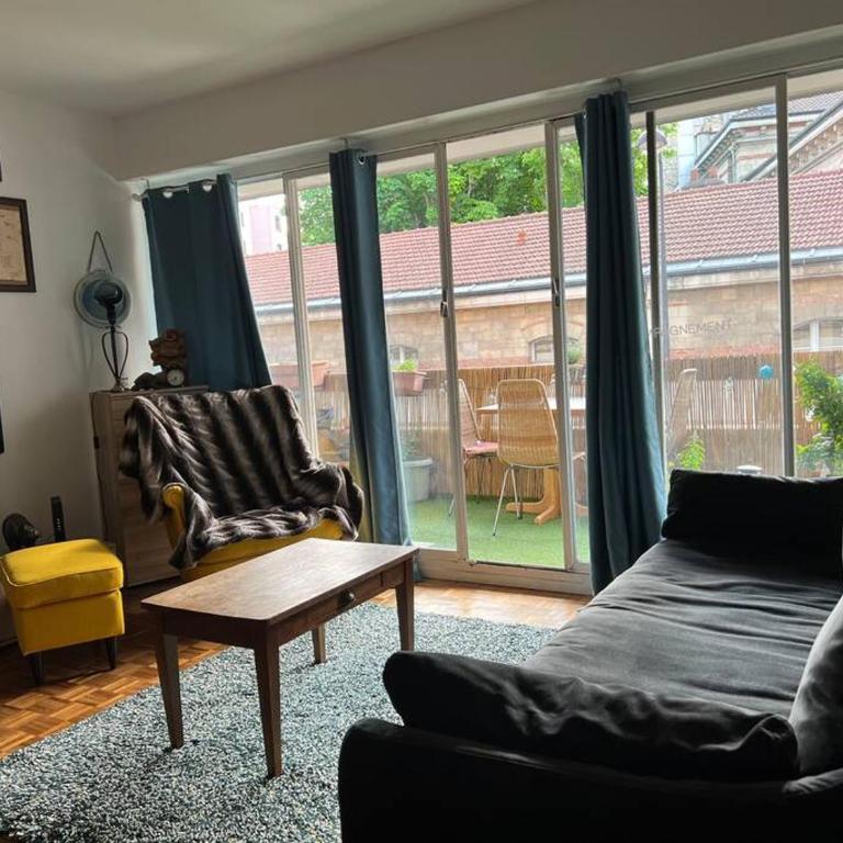 Grand appartement avec balcon et parking gratuit sur place - Appartamento con 2 Camere da Letto - 12