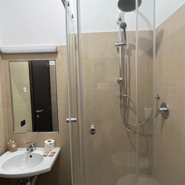 Cloud 9 Hotel - Camera Matrimoniale con Bagno Privato - 20