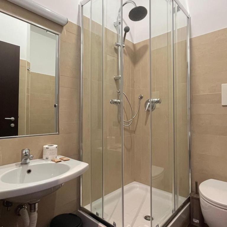 Cloud 9 Hotel - Camera Matrimoniale con Bagno Privato - 17