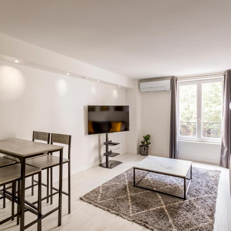 Design 1 BDR with AC - One-Bedroom Apartment - 3