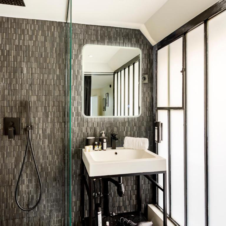 Design 1 BDR with AC - One-Bedroom Apartment - 19