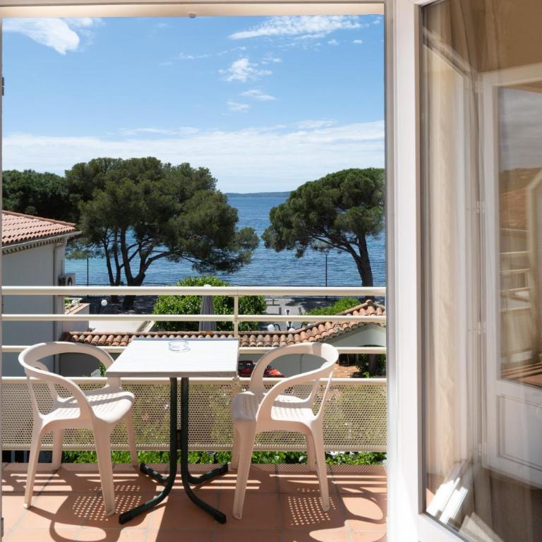 Logis Hôtel le Provencal Rest les Mûriers - Chambre avec Balcon et Vue sur Mer - 14