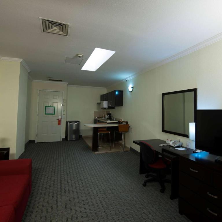 Ramada by Wyndham CDMX Perinorte - Primary Suite with Two Bedrooms, Two Queen Beds, Non-Smoking - 1