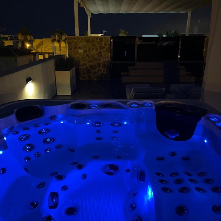 Luxury Villa with Heated Pool, Jacuzzi & Rooftop Lounge PMT22 - Villa Superior - 3
